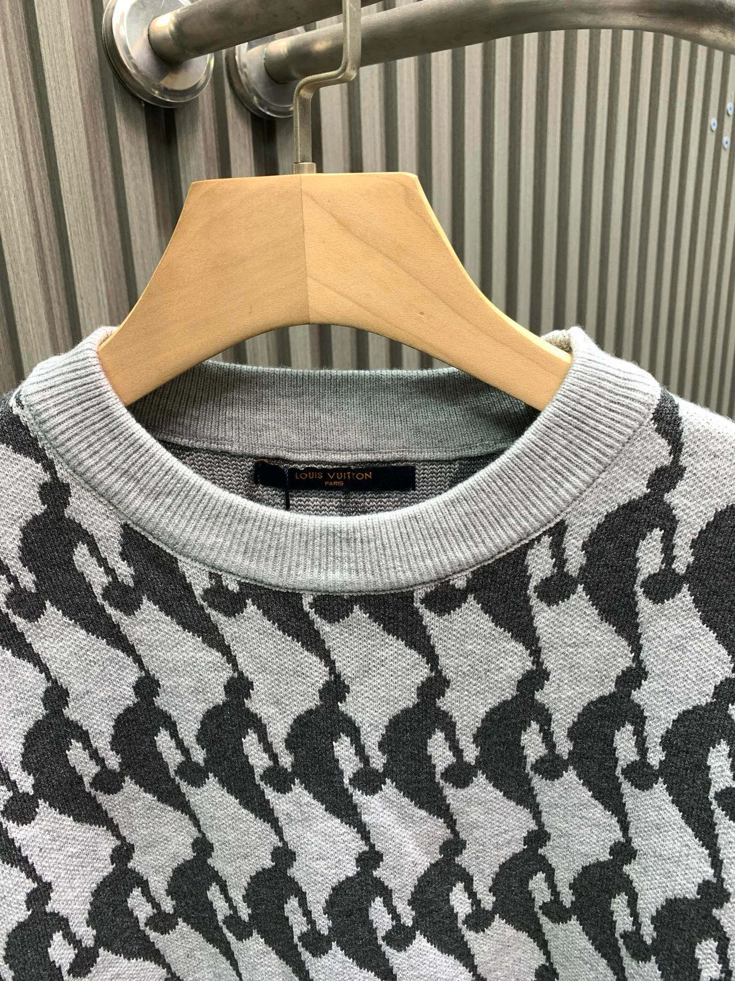 🅿️320 🀄️ Louis Vuitton Louis Vuitton's new autumn and winter knitted sweater pullover. The gray NBA co-branded model is printed with logo all over. It has a delicate and soft feel and can directly contact the skin. The warm yarn changes into a delicate texture. The top craftsmanship is very distinctive. The style is simple, elegant and exquisite. The three-dimensional tailoring design makes the entire sweater full of youthful vitality and vitality. Recommended for autumn and winter wear.